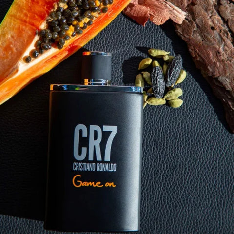 Línea de perfumes CR7 de Cristiano Ronaldo, incluyendo versiones Game On y Play It Cool en frascos de vidrio de colores vibrantes.