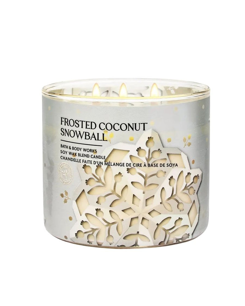 Bath & Body Works Vela Aromática Frosted Coconut Snowball 411 g - Ufemme