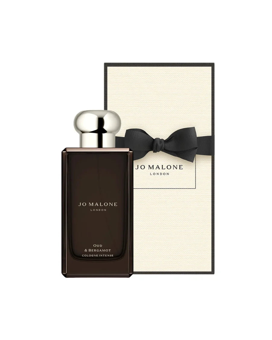 Fragancia Jo Malone Oud & Bergamot de 100 ml con frasco oscuro elegante y caja de regalo crema con lazo.