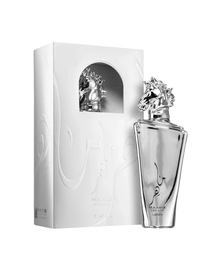 Perfume Lattafa Maahir Legacy de 100 ml con frasco plateado cromado, tapa en forma de cabeza de caballo y caja blanca.