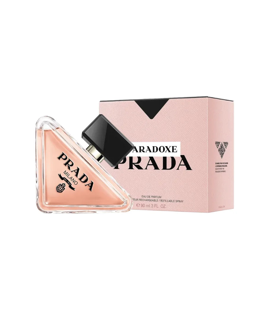 Frasco triangular de perfume Prada Paradoxe de 90 ml junto a su caja rosa. Fragancia femenina de lujo.