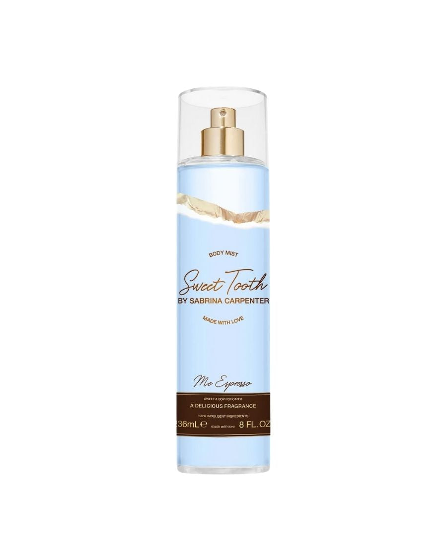 Sabrina Carpenter Sweet Tooth Me Espresso Body Mist 236 ml en envase cilíndrico color celeste con detalles dorados.