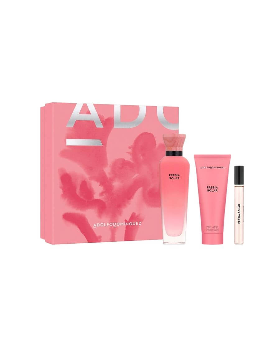 Set Adolfo Domínguez Fresia Solar con EDP 120 ml, loción corporal 75 ml y miniatura de perfume en estuche color rosa.